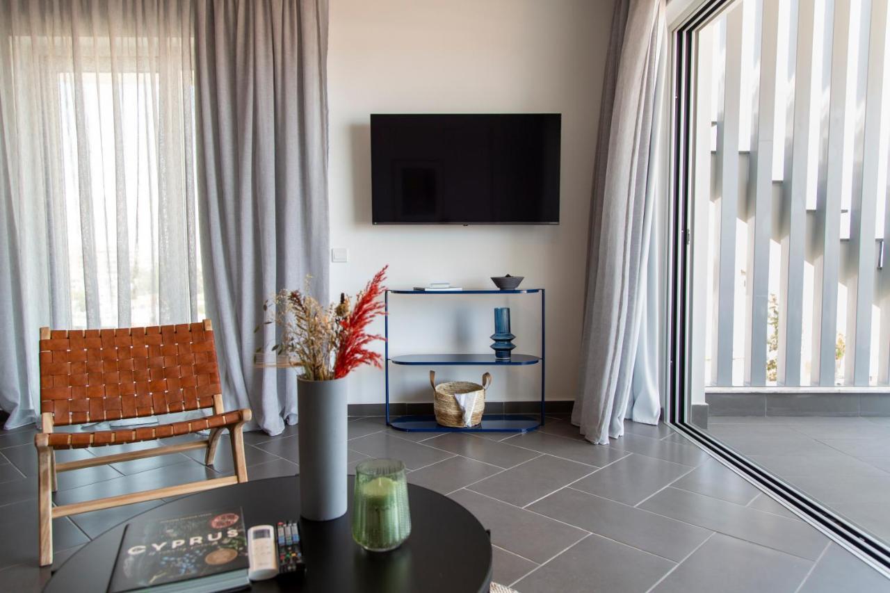 Liv Urban Suites ラルナカ エクステリア 写真